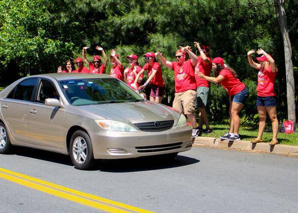 红色的帽子 students welcome cars on campus